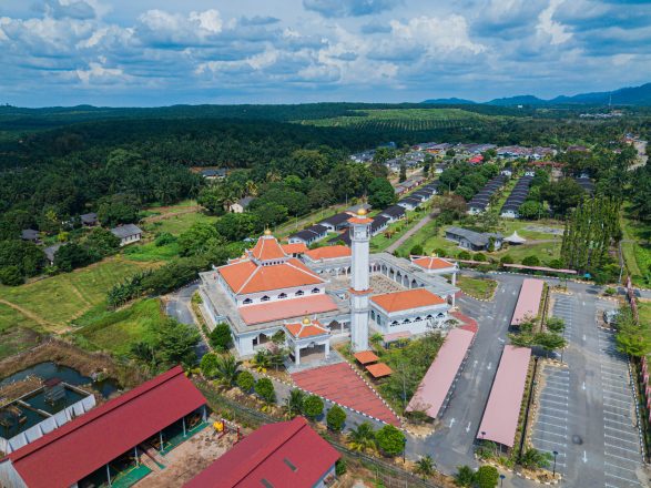 White mosque Melaka - Masjid Tun Khalil Asahan